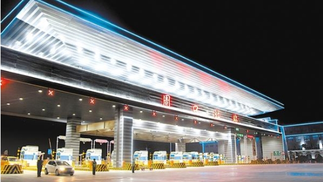 周口北收費(fèi)站流光溢彩，一派迎接省十三運(yùn)會(huì)的喜慶氛圍