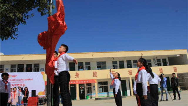 周口留守兒童的國(guó)慶節(jié)：敬隊(duì)禮、升國(guó)旗