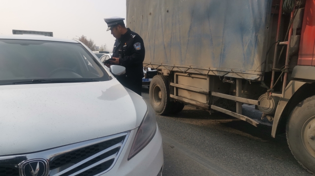 周口限行第一天，交警蜀黍上路勸返近百輛車