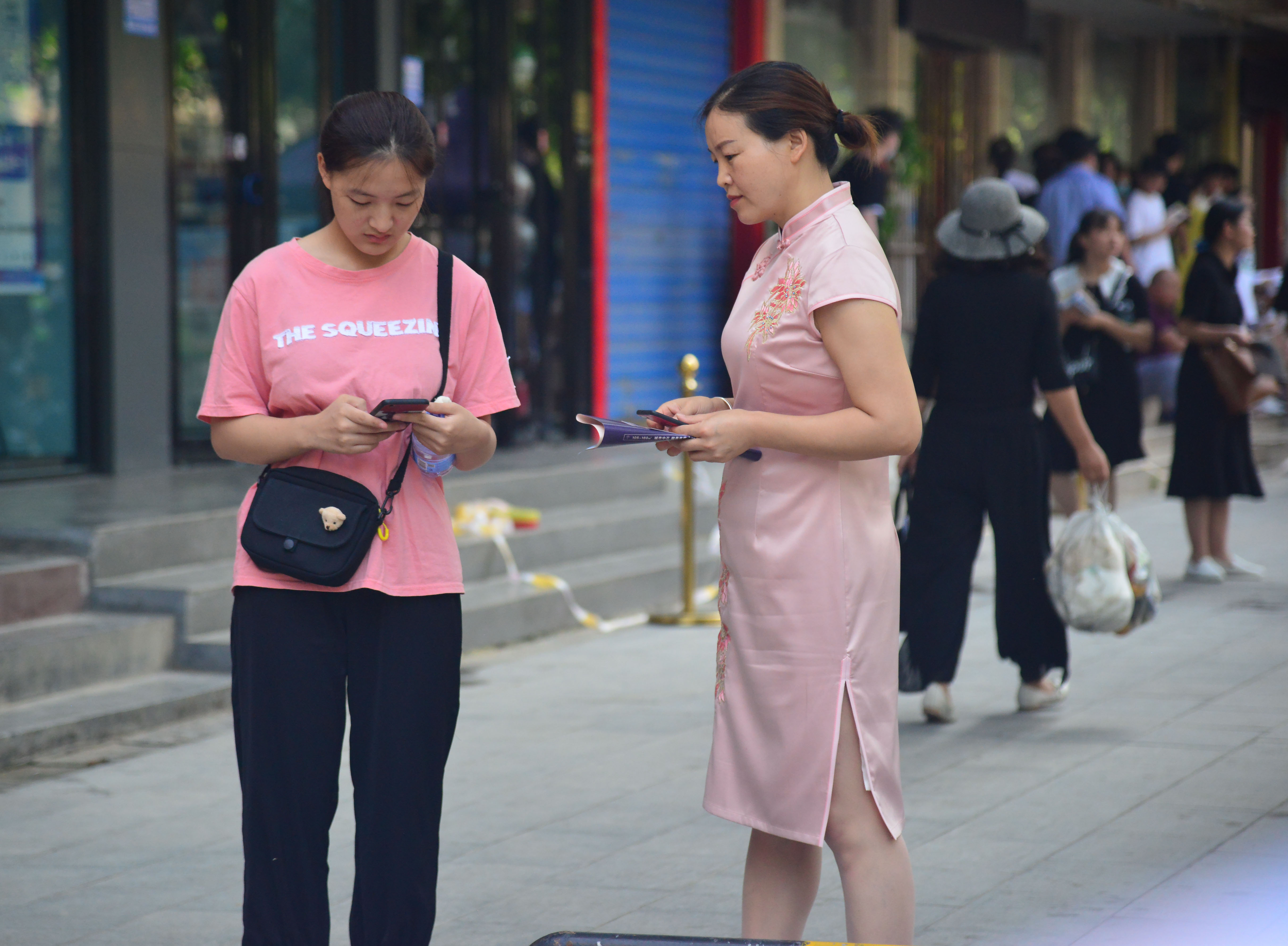 旗開得勝！高考考場外的旗袍媽媽們