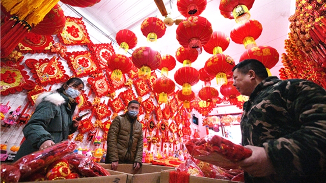 新年到！紅燈籠對聯(lián)市場俏