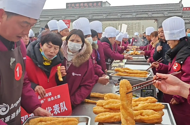 一口酥脆年味濃！鄧城油條大賽燃動新春